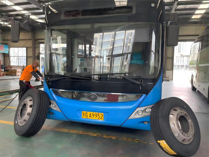 金盛公交開展車輛輪胎及安全設(shè)施專項大檢查筑牢安全防線 守護平安出行(1)(1)(1)(1).png